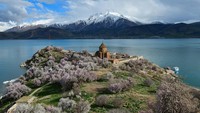 Gereja Akdamar menjadi ikon pulau tersebut, bahkan juga ikon dari  Van yang memiliki danau-danau indah berwarna biru jernih. 