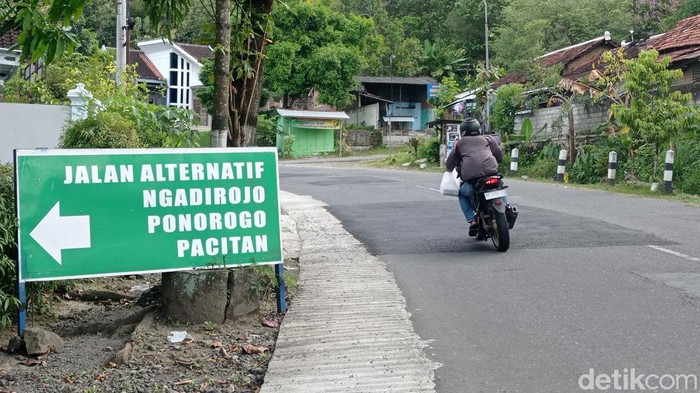 Petunjuk jalur alternatif di kawasan Jalan Lingkar Kota (JLK) Wonogiri. Foto diunggah Selasa (18/4/2023).