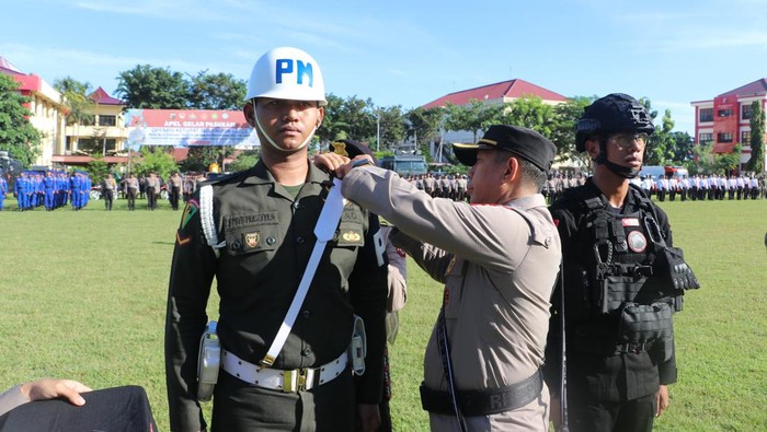 Aparat gabungan menggelar upacara persiapan untuk pengamanan hari raya Idul Fitri di Polda NTT.