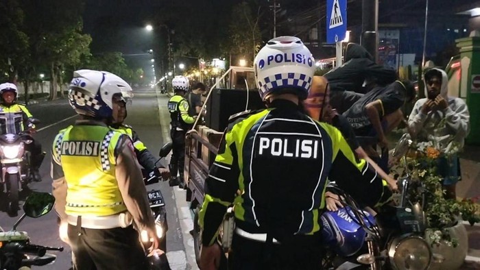 Polisi menilang kednaraan patrol sahur yang menggunakan sound system