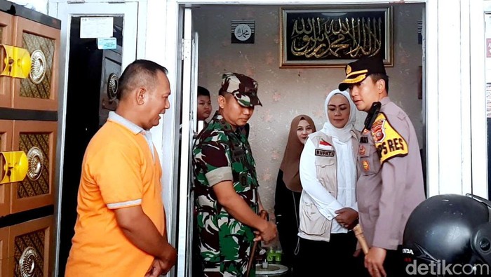 Polisi, pemerintah dan TNI saat mengecek kediaman warga yang hendak ditinggal untuk mudik, Selasa (18/4/2023).