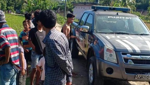 Polisi saat mengamankan begal motor yang dikeroyok warga saat beraksi di Dusun Dakang, Desa Pengembur, Kecamatan Pujut, Kabupaten Lombok Tengah, NTB, Senin (17/4/2023).
