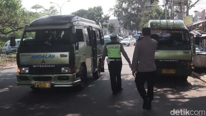 Polisi saat menghalau angkutan umum di perbatasan Kota Bandung, Selasa (18/4/2023).