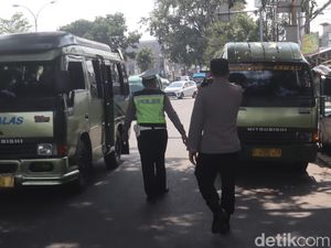 Kala Polisi Halau Angkutan Umum Penyebab Macet di Perbatasan Bandung