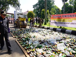Bupati Puji Polres Garut Musnahkan 200 Knalpot Brong & 3.500 Miras