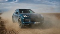 Peningkatan ekstensif pada mesin biturbo V8 4 liter yang dikembangkan oleh Porsche menggantikan mesin V6 sebelumnya di Cayenne S baru. Dengan output maksimum 349 kW (474 PS) dan torsi 600 Nm - 25 kW (34 PS) dan 50 Nm. Foto: Pool (Porsche)