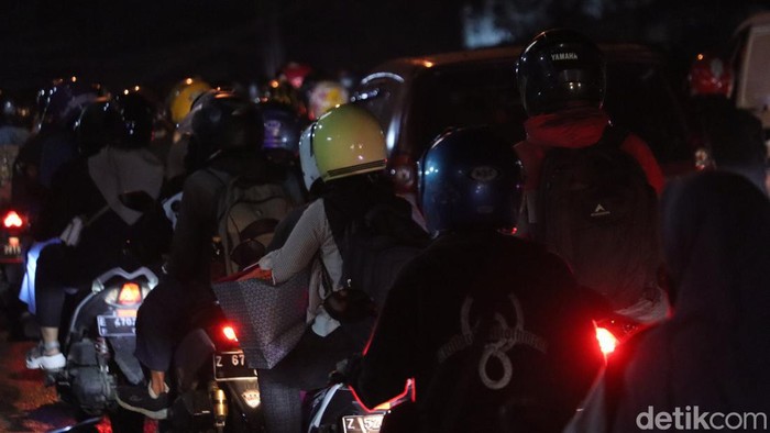 Potret kemacetan jalur arteri Cileunyi, Kabupaten Bandung, Selasa (18/4/2023).