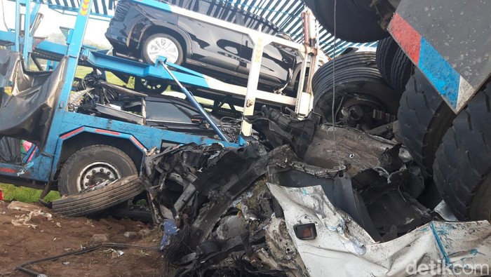 Potret kendaraan yang terlibat kecelakaan beruntun di Tol Boyolali Km 487+600.