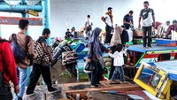 Warga yang hendak mudik terlihat membawa banyak barang bawaan untuk di kampung halaman.  