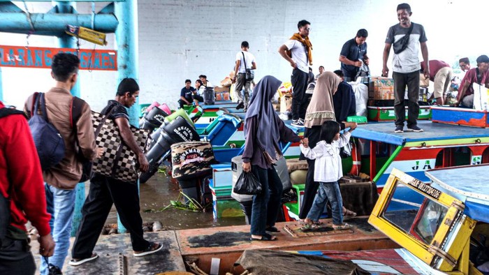 PALEMBANG, INDONESIA - APRIL 18 : Passengers prepare to depart for their hometowns ahead of the Muslim Eid al-Fitr holiday at 16 Ilir Port in Palembang, Indonesia on April 18, 2023. (Photo by Muhammad A.F/Anadolu Agency via Getty Images)