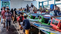 Penumpang bersiap untuk berangkat ke kampung halaman mereka menjelang liburan Idul Fitri di Pelabuhan 16 Ilir di Palembang, Selasa (18/4/2023).  
