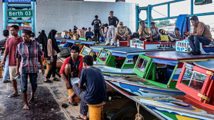Potret Mudik Jalur Sungai di Palembang PALEMBANG, INDONESIA - APRIL 18 : Passengers prepare to depart for their hometowns ahead of the Muslim Eid al-Fitr holiday at 16 Ilir Port in Palembang, Indonesia on April 18, 2023. (Photo by Muhammad A.F/Anadolu Agency via Getty Images)