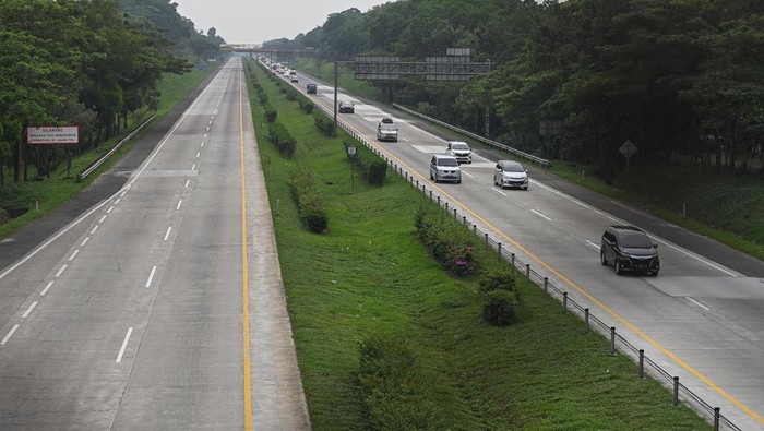 Potret One Way Tol Cipali, Arah Jakarta Dialihkan Via Subang Sejumlah mobil melaju ke arah Jawa Tengah di lajur kiri sementara suasana lengang tampak di sisi kanan Tol Cipali setelah disterilisasi polisi untuk penerapan satu arah di Subang, Jawa Barat, Selasa (18/4/2023). Korlantas Polri merekayasa lalu lintas satu arah di ruas Tol Cipali hingga Kalikangkung pada Selasa (18/4) pukul 14.00-24.00 WIB dan Rabu (19/4)-Jumat (21/4) pukul 08.00-24.00 WIB untuk mengurangi potensi kemacetan kendaraan bermotor saat arus mudik Lebaran. ANTARA FOTO/Aditya Pradana Putra/tom..