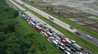Foto udara antrean kendaraan dari arah Cirebon ke Jakarta keluar melalui Gerbang Tol Subang saat sterilisasi ruas Tol Cipali dalam rangka penerapan satu arah di Subang, Jawa Barat.  