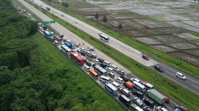 Foto udara antrean kendaraan dari arah Cirebon ke Jakarta keluar melalui Gerbang Tol Subang saat sterilisasi ruas Tol Cipali dalam rangka penerapan satu arah di Subang, Jawa Barat, Selasa (18/4/2023). Korlantas Polri merekayasa lalu lintas satu arah di ruas Tol Cipali hingga Kalikangkung pada Selasa (18/4) pukul 14.00-24.00 WIB dan Rabu (19/4)-Jumat (21/4) pukul 08.00-24.00 WIB untuk mengurangi potensi kemacetan kendaraan bermotor saat arus mudik Lebaran. ANTARA FOTO/Aditya Pradana Putra/tom..