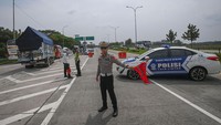 Polisi mengalihkan kendaraan bermotor dari arah Cirebon ke Jakarta untuk keluar melalui Gerbang Tol Subang saat sterilisasi ruas Tol Cipali dalam rangka penerapan kebijakan satu arah di Subang, Jawa Barat, Selasa (18/4/2023). Korlantas Polri merekayasa lalu lintas satu arah di ruas Tol Cipali hingga Kalikangkung pada Selasa (18/4) pukul 14.00-24.00 WIB dan Rabu (19/4)-Jumat (21/4) pukul 08.00-24.00 WIB untuk mengurangi potensi kemacetan kendaraan bermotor saat arus mudik Lebaran.
