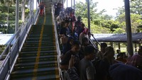 Pemudik dari Pulau Jawa berjalan menuju terminal bus di Pelabuhan Bakauheni, Lampung Selatan, Lampung, Selasa (18/4/2023).  