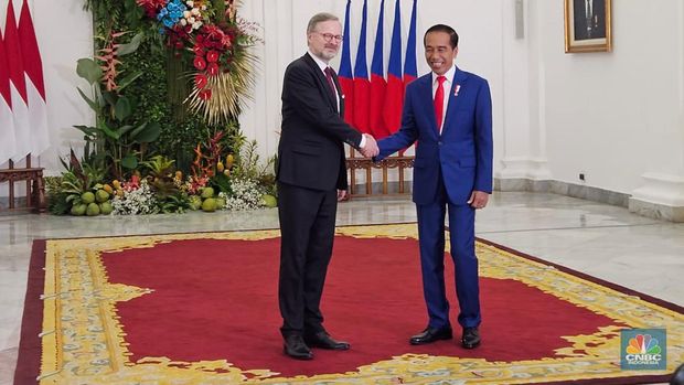 Presiden Joko Widodo menerima kunjungan resmi Perdana Menteri Ceko Petr Fiala di Istana Kepresidenan Bogor, Rabu (18/4/2023). Upacara penyambutan dilakukan di halaman depan istana.   (CNBC Indonesia/Emir Yanwardhana)