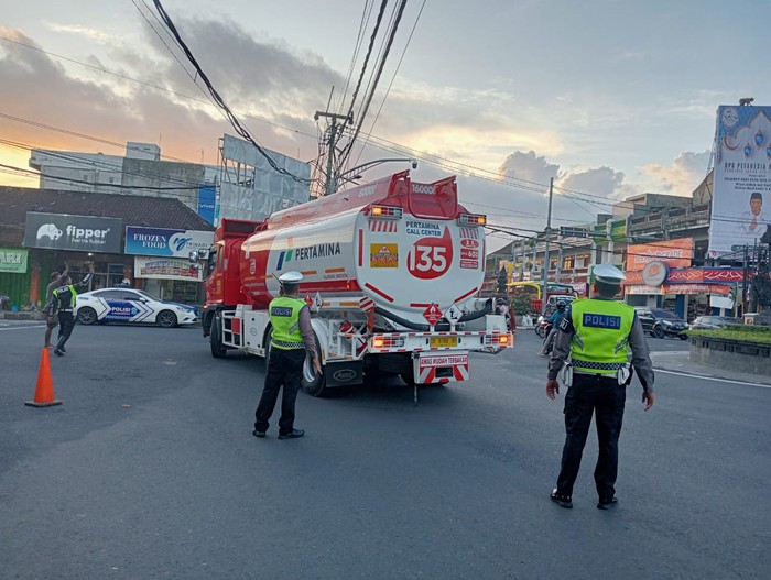 Proses evakuasi truk Pertamina pengangkut BBM yang mogok di depan Masjid Al Huda, Kediri, hingga menimbulkan kemacetan pada Selasa (18/4/2023) sore. (Istimewa)