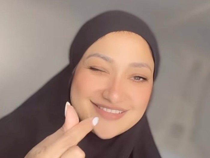 Rahma Azhari menutup auratnya.