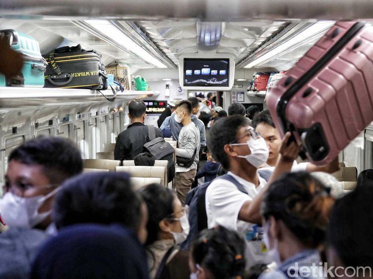 Ramainya Mudik Gratis PLN Via Kereta Api