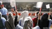 Kereta yang membawa pemudik bergerak menuju kampung halaman.