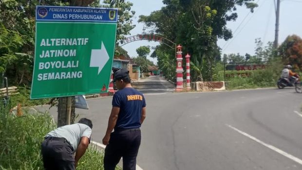 Petugas Dinas Perhubungan Pemkab Klaten memasang penunjuk arah.