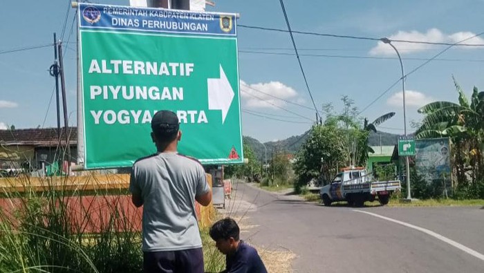 Petugas Dinas Perhubungan Pemkab Klaten memasang penunjuk arah.