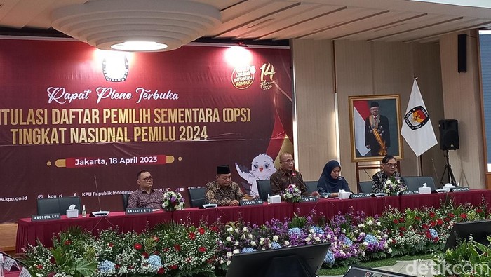 Rapat pleno terbuka membahas rekapitulasi daftar pemilih sementara (DPS) Pemilu 2024.