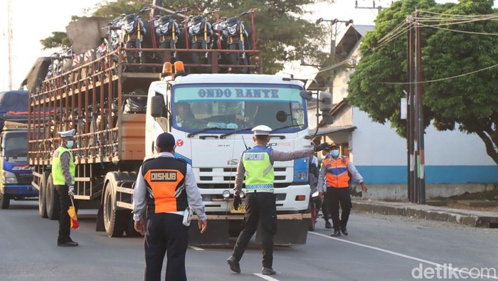 Razia truk sumbu lebih dari tiga di Pantura Brebes, Senin (18/4/2023).