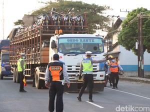 Polsi Sebut Truk Sumbu Tiga Jadi Sebab Macet Tol di Libur Natal Ini