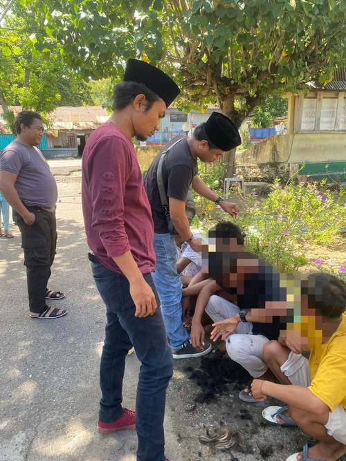 Enam pemuda yang pesta miras di siang bolos saat digiring ke Mapolsek Woja Dompu, NTB.