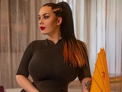 8 Foto Guru yang Dulu Di-bully karena Terlalu Seksi, Kini Ubah Profesi