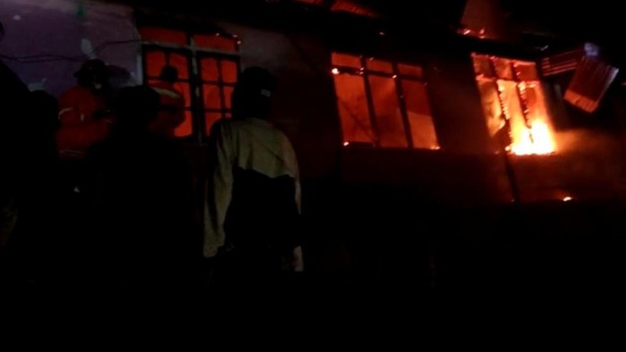 Rumah terbakar di Kendari, Sultra saat pemiliknya tertidur.