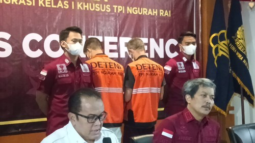 Dua WNA Rusia ditangkap lantaran pesta narkotika di sebuah vila kawasan Badung, Bali dan langsung dideportasi, Senin (17/4/2023).