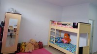 Fasilitas di unit Rusunnya mulai dari tempat tidur dan kasur serta bantal, lemari pakaian, dan meja kursi belajar. Foto: Ristyan Mega Putra/Ditjen Perumahan Kementerian PUPR