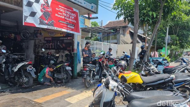 Salah satu bengkel di Jalan Ngaglik, Surabaya.