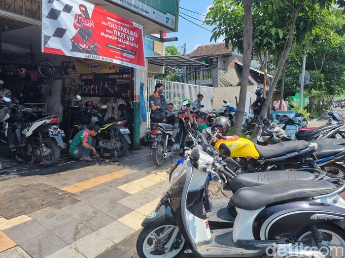 Salah satu bengkel di Jalan Ngaglik, Surabaya.