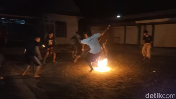Santri di Blitar bermain sepakbola api setelah tarawih