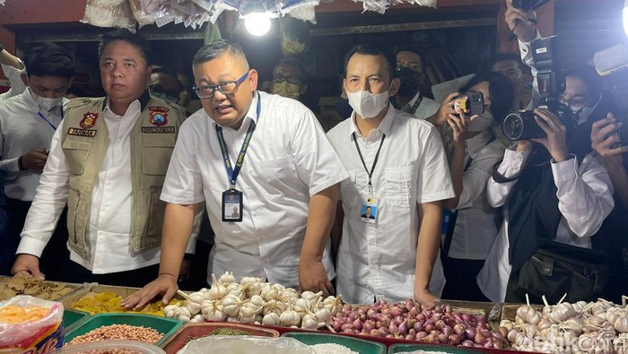 Satgas Pangan Polda Jatim saat mengecek harga bahan pokok di salah satu pasar