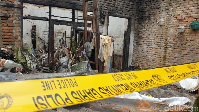 Satu unit rumah terbakar di Jalan Selamat, Kecamatan Medan Amplas, Kota Medan. Akibatnya, enam orang meninggal dunia. (Goklas Wisely/detikSumut).