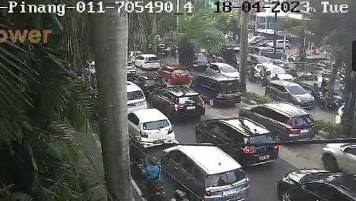 Screenshot CCTV menunjukkan kondisi lalu lintas di sejumlah ruas jalan di Jakarta pada Selasa (18/4/2023) via Molecool