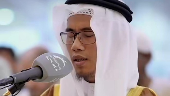 Screenshot video viral Asep memimpin salat di Dubai (dok. Istimewa)