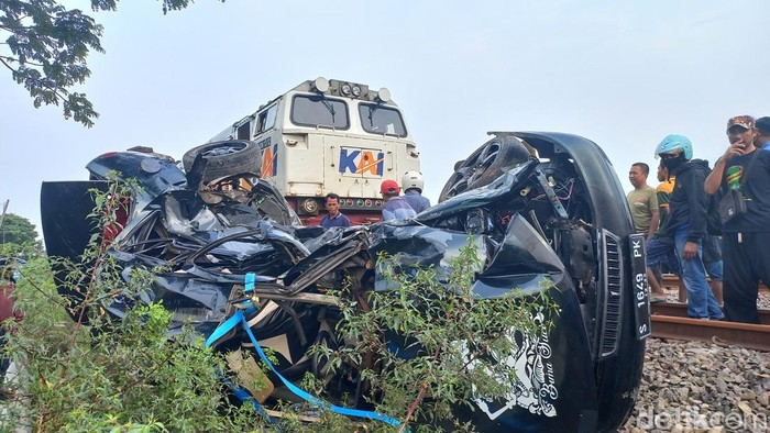 Sedan ditabrak KA di Lamongan