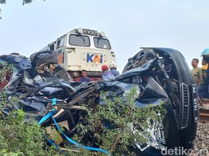 Sedan di Lamongan Dihantam KA Jayabaya, Bapak dan Anak Meninggal