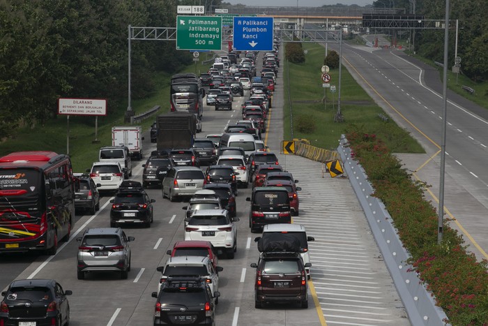 Sejumlah kendaraan memadati ruas tol Palimanan-Kanci (Palikanci) di Tegal karang, Cirebon, Jawa Barat, Selasa (18/4/2023). Pada H-4 Lebaran, Arus mudik yang memasuki tol Palikanci mulai padat. ANTARA FOTO/Dedhez Anggara/hp.
