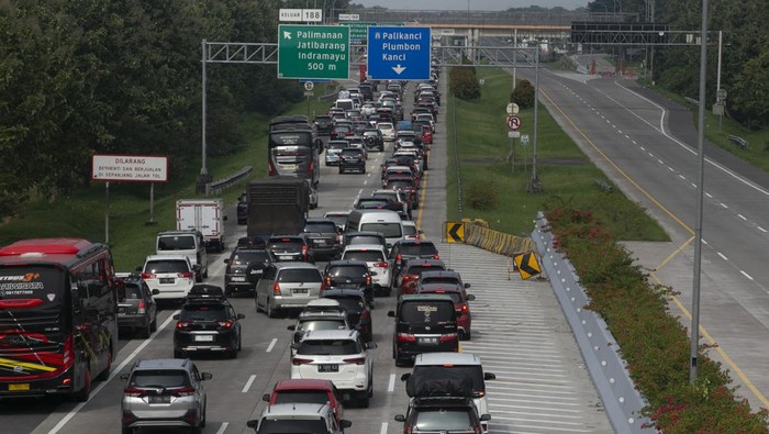 Arus Mudik di Tol Palikanci Mulai Padat, Begini Penampakannya Sejumlah kendaraan memadati ruas tol Palimanan-Kanci (Palikanci) di Tegal karang, Cirebon, Jawa Barat, Selasa (18/4/2023). Pada H-4 Lebaran, Arus mudik yang memasuki tol Palikanci mulai padat. ANTARA FOTO/Dedhez Anggara/hp.