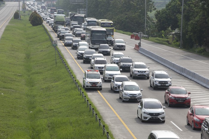 Sejumlah kendaraan memadati ruas tol Palimanan-Kanci (Palikanci) di Tegal karang, Cirebon, Jawa Barat, Selasa (18/4/2023). Pada H-4 Lebaran, Arus mudik yang memasuki tol Palikanci mulai padat. ANTARA FOTO/Dedhez Anggara/hp.