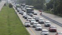 Sejumlah kendaraan memadati ruas tol Palimanan-Kanci (Palikanci) di Tegal karang, Cirebon, Jawa Barat, Selasa (18/4/2023). Pada H-4 Lebaran, Arus mudik yang memasuki tol Palikanci mulai padat.