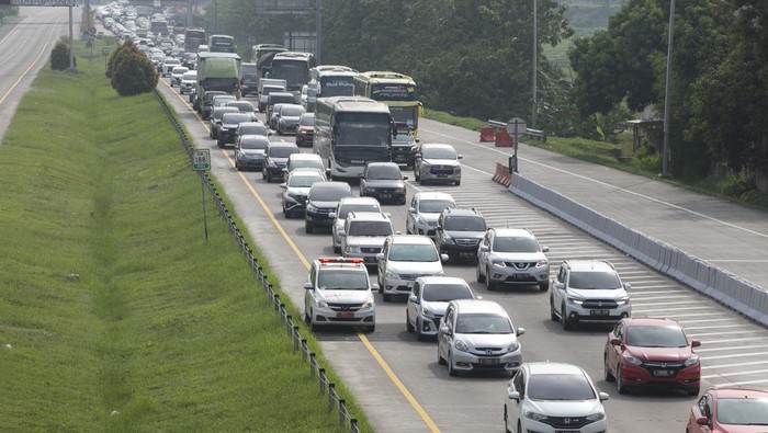 Sejumlah kendaraan memadati ruas tol Palimanan-Kanci (Palikanci) di Tegal karang, Cirebon, Jawa Barat, Selasa (18/4/2023). Pada H-4 Lebaran, Arus mudik yang memasuki tol Palikanci mulai padat. ANTARA FOTO/Dedhez Anggara/hp.